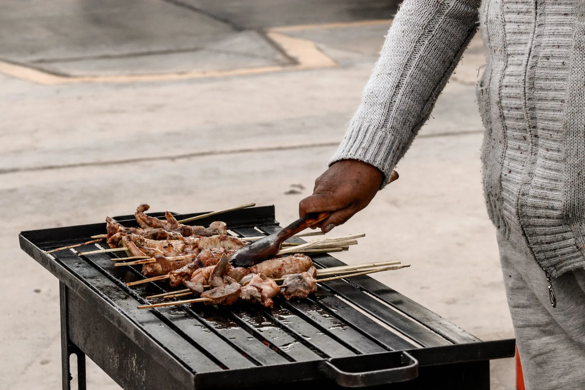 Plats traditionnels kenyans servis sur une table